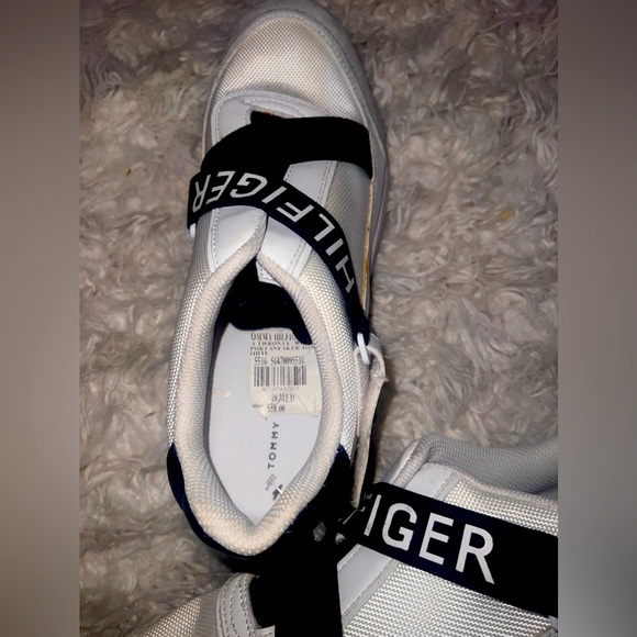 Sneaker - Picture 1 of 4